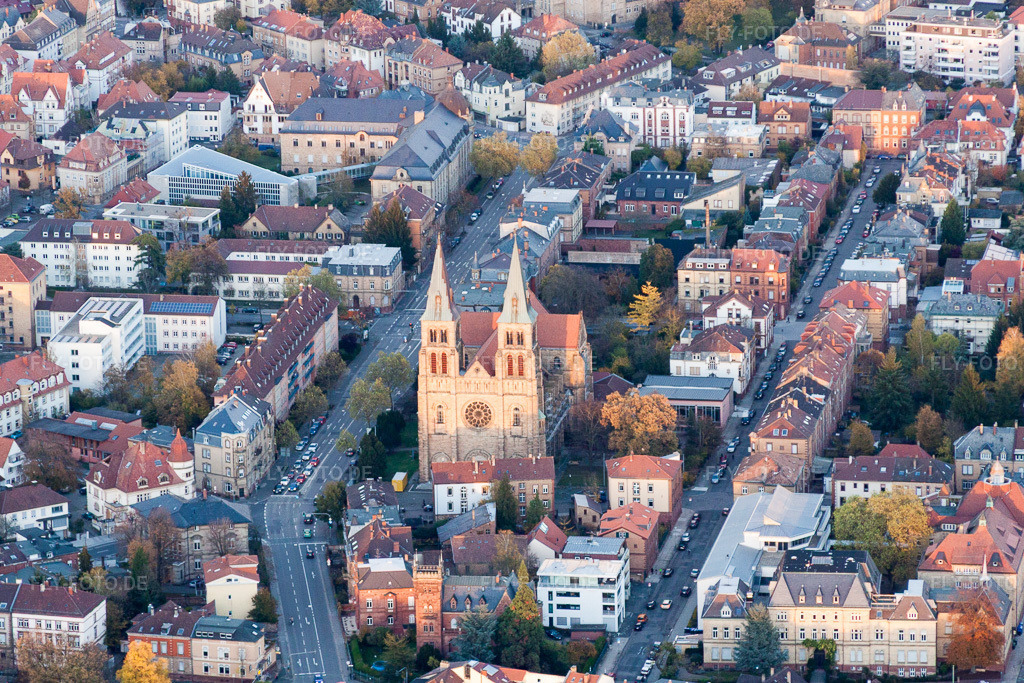 Luftbild: Kirchengebäude von St.Maria im Altstadt- Zentrum der Innenstadt in Landau in der Pfalz im Bundesland Rheinland-Pfalz in Deutschland. Foto: IMG_60847.jpg vom 09.11.2013 durch Werner Riehm/FLY-FOTO.de