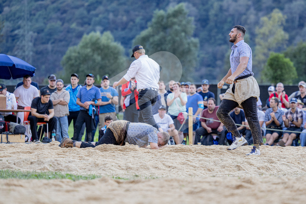 TESSINER2025_06_Gang_1828 | Die Schwinger des Schwyzer Kantonalen Schwingerverbandes: Fotos, die Dynamik und Leidenschaft festhalten, sowie emotionale Momente aus dem traditionellen Schwingsport zeigen. - Realisiert mit Pictrs.com