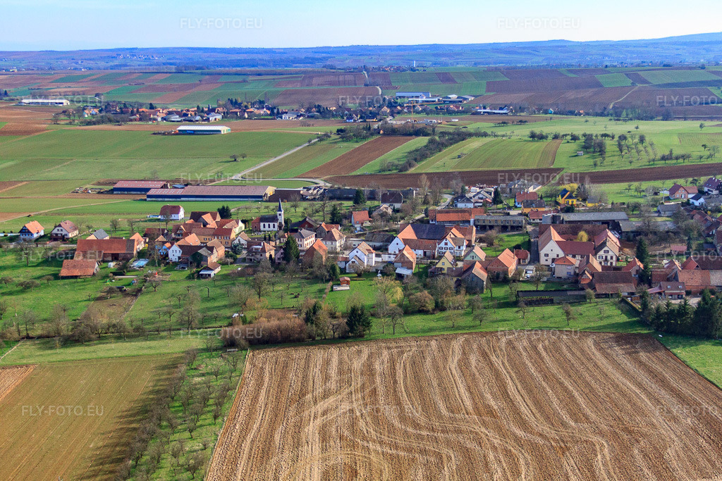 Vue aérienne: Vue du village avec son église depuis le nord à Geiswiller dans le département Bas Rhin, France – .Photo: IMG_38592.jpg prise le 20/03/2011 par Werner Riehm/FLY-FOTO.eu – Résolution de l'original: 4752 x 3168 px