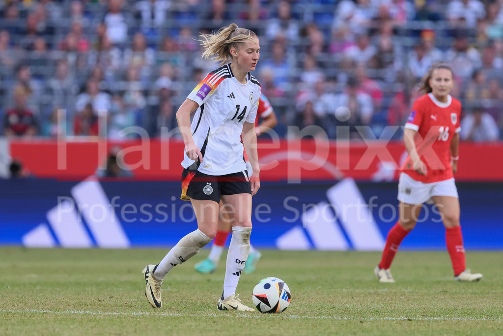 Fussball, EM-Qualifikation Frauen, Deutschland - Österreich | v.li.: Janina Minge (Deutschland, DFB, 14) am Ball, Einzelbild, Ganzkörper, Aktion, Action, Spielszene
