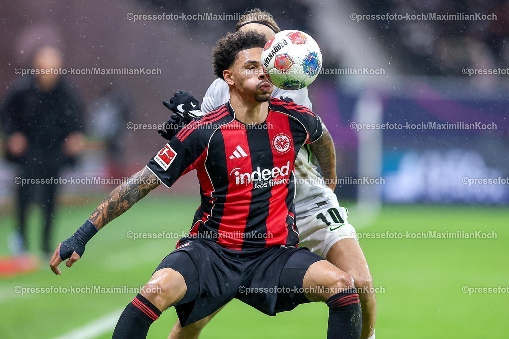 SGE30112501130 | 30.11.2025, Fußball, Eintracht Frankfurt - VfL Wolfsburg, 1. Fußball Bundesliga, 12. Spieltag, Deutsche-Bank-Park (Frankfurt am Main), Saison 2025 2026: Lovro Majer&nbsp;(VfL Wolfsburg #10) im Zweikampf gegen  Nnamdi Collins&nbsp;(Eintracht Frankfurt #34)  DFB Regulations prohibit any use of photographs as image sequences and or quasi-video.