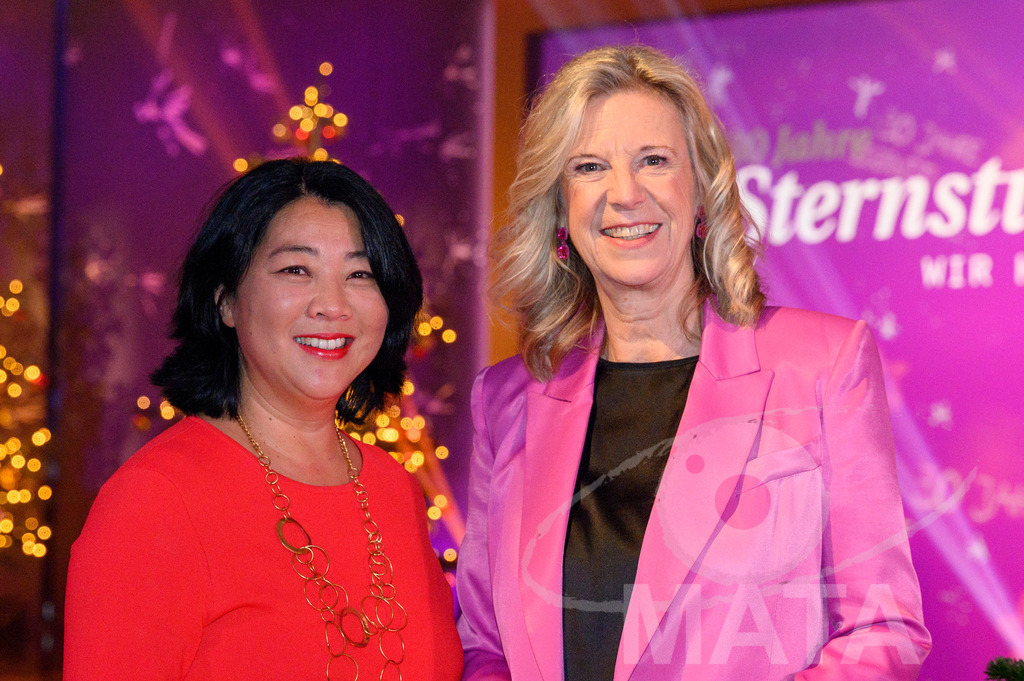 _DWA1349 | Yoko Higuchi-Zitzmann und Frau Dr. Katja Wildermuth bei '30 Jahre Sternstunden-Gala 2023' in der Frankenhalle. Nürnberg, 15.12.2023 - Realisiert mit Pictrs.com