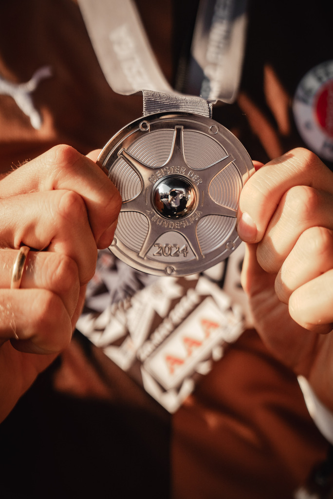 FCSP MEISTERFEIER-333 | Der offizielle Shop für FC St. Pauli Fotos. Wähle aus Spielszenen & Fanmomenten dein FCSP Wunschformat. Wir liefern Millerntor-Atmosphäre.