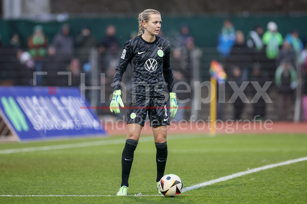Fussball, Google Pixel Frauen-Bundesliga, SV Werder Bremen - VfL Wolfsburg | v.li.: Merle Frohms (Torhüterin, Torwart, VfL Wolfsburg, 1) am Ball, Freisteller, Einzelbild, Ganzkörper, Aktion, Action, Spielszene, DIE DFB-RICHTLINIEN UNTERSAGEN JEGLICHE NUTZUNG VON FOTOS ALS SEQUENZBILDER UND/ODER VIDEOÄHNLICHE FOTOSTRECKEN. DFB REGULATIONS PROHIBIT ANY USE OF PHOTOGRAPHS AS IMAGE SEQUENCES AND/OR QUASI-VIDEO.