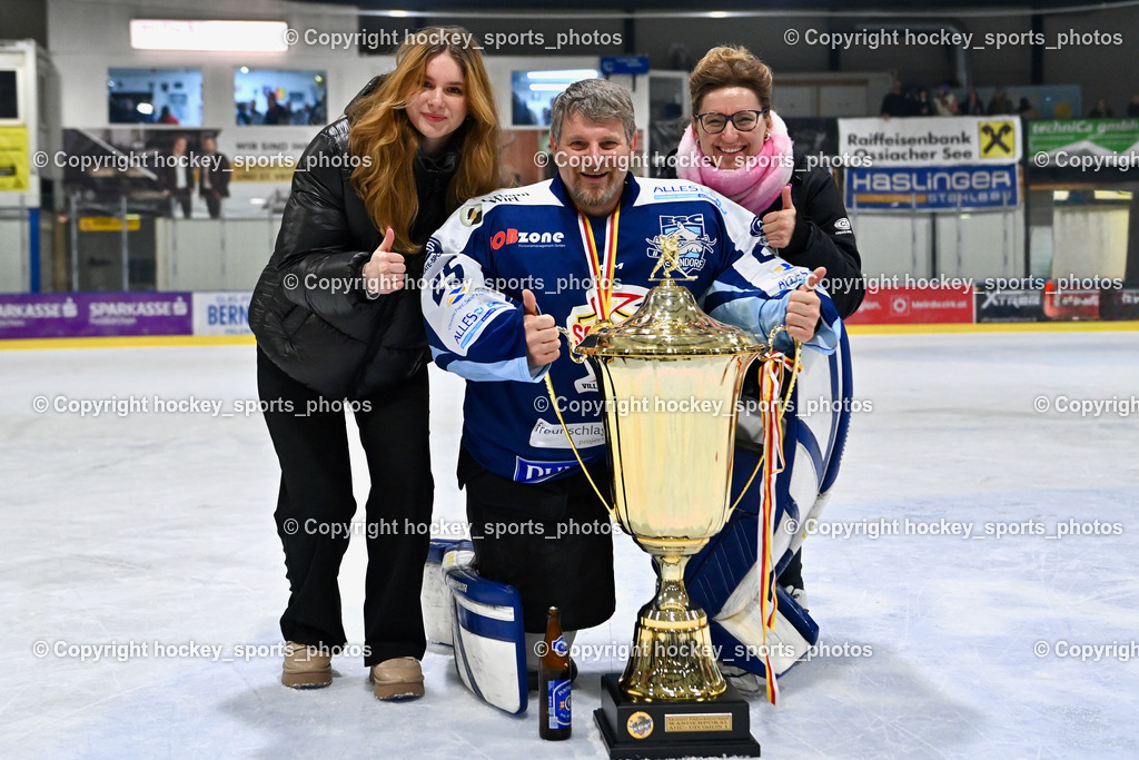 ESC SOCCERZONE STEINDORF vs. 1. EHC Althofen | #25 Steiner Alois ESC Steindorf, ESC SOCCERZONE STEINDORF vs. 1. EHC Althofen, Siegerehrung ESC SOCCERZONE STEINDORF & 1. EHC Althofen am 08.03.2025 in Steindorf (Ossiachersee Halle), Austria, (Photo by Bernd Stefan)