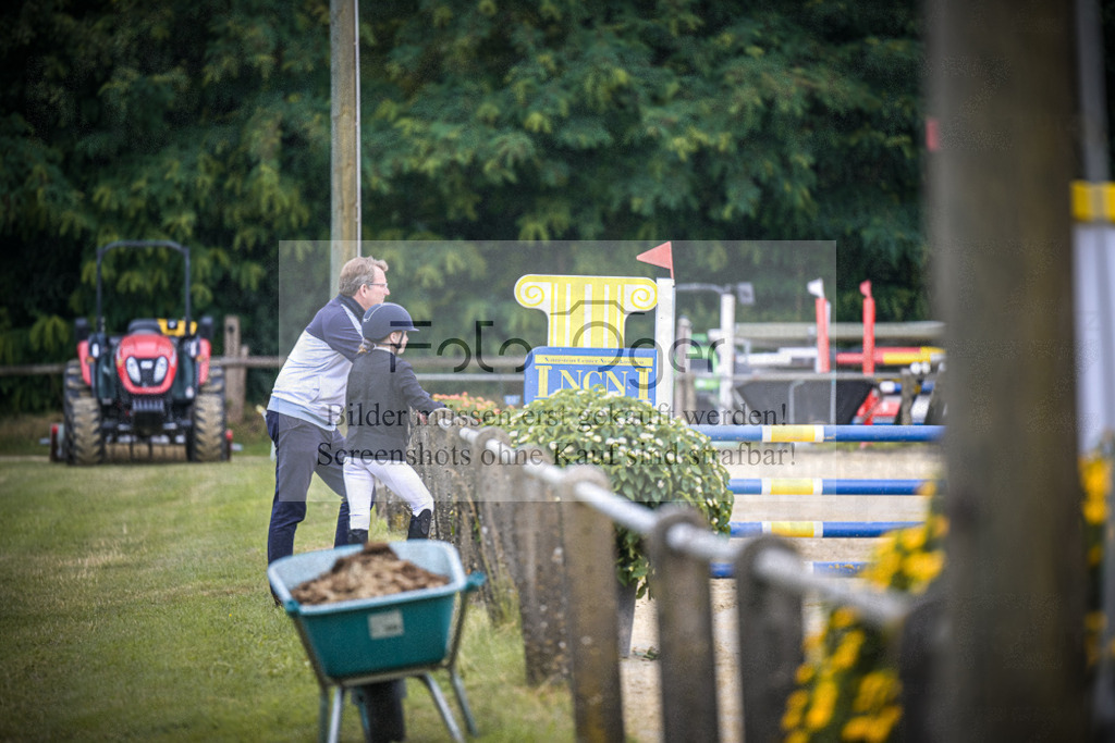 DOS_1175 | Entdecke hochwertige Reitturnierfotos von Foto Oger. Professionell, emotional und authentisch – jetzt Lieblingsmomente im Shop bestellen.Deutschlandweite Turnierfotografie. - Realisiert mit Pictrs.com