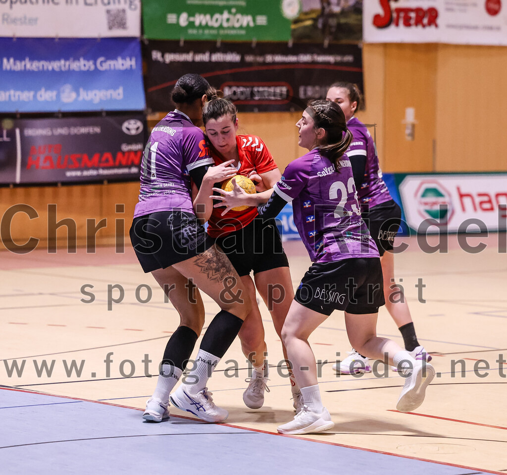 2025-01-18_106_SpVgg_Altenerding_gegen_TV_Altoetting | Erding, Deutschland, 18.01.2025:Handball, Bezirksoberliga Frauen Altbayern 2024 / 2024, 11. Spieltag, SpVgg Altenerding gegen TV Altötting, Endergebnis: 19:24Nikayla Alston (SpVgg Altenerding, #11), Eva Taubeneder (TV Altötting, #21), Katharina Künstner (SpVgg Altenerding, #23)Foto: Christian Riedel / fotografie-riedel.net