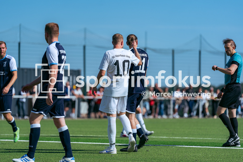 SV Jägerhaus-Linde – TSV Beyenburg | Leon Richarz (10, SV Jägerhaus-Linde) hebt den Daumen. Kreisliga A: SV Jägerhaus-Linde gegen TSV Beyenburg, Wuppertal, 27.09.2026. Endstand: 1:2 (0:1). sportimfokus / Marcel Schwering - Realisiert mit Pictrs.com