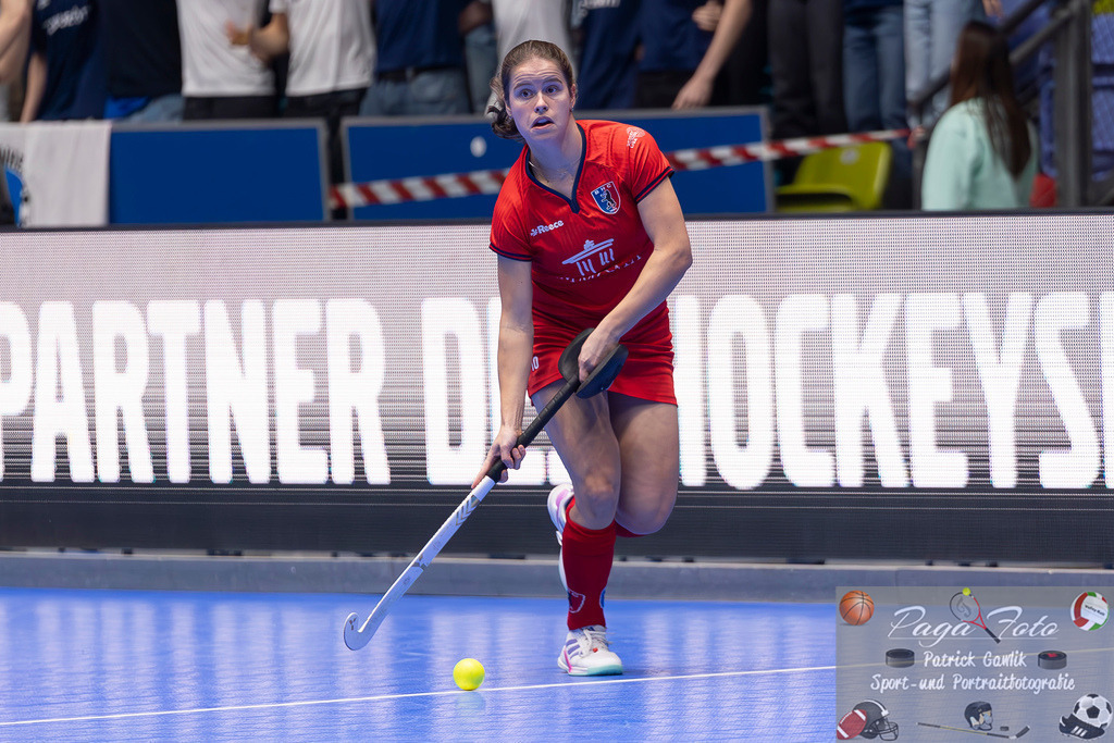 Volvo E.R.B. Final 4 Finale Frauen: Berliner HC - Mannheimer HC, 26.01.2025 | Linnea Weidemann (Berliner HC #10) am Ball, Freisteller ,Portrait, Porträt, Berliner HC - Mannheimer HC, Frankfurt, Süwag Arena, 26.1.2025 - Realisiert mit Pictrs.com