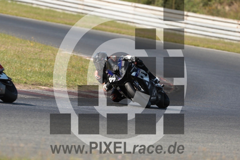 0691-20250812_12345 | Schöne Erinnerungen an spannende Momente - das festzuhalten ist unser Job. PIXELrace.de ist seit 2003 auf den Rennstrecken Europas unterwegs um die Action draußen beim Fahren und die wunderbare Stimmung imm Fahrerlager für euch einzufangen.