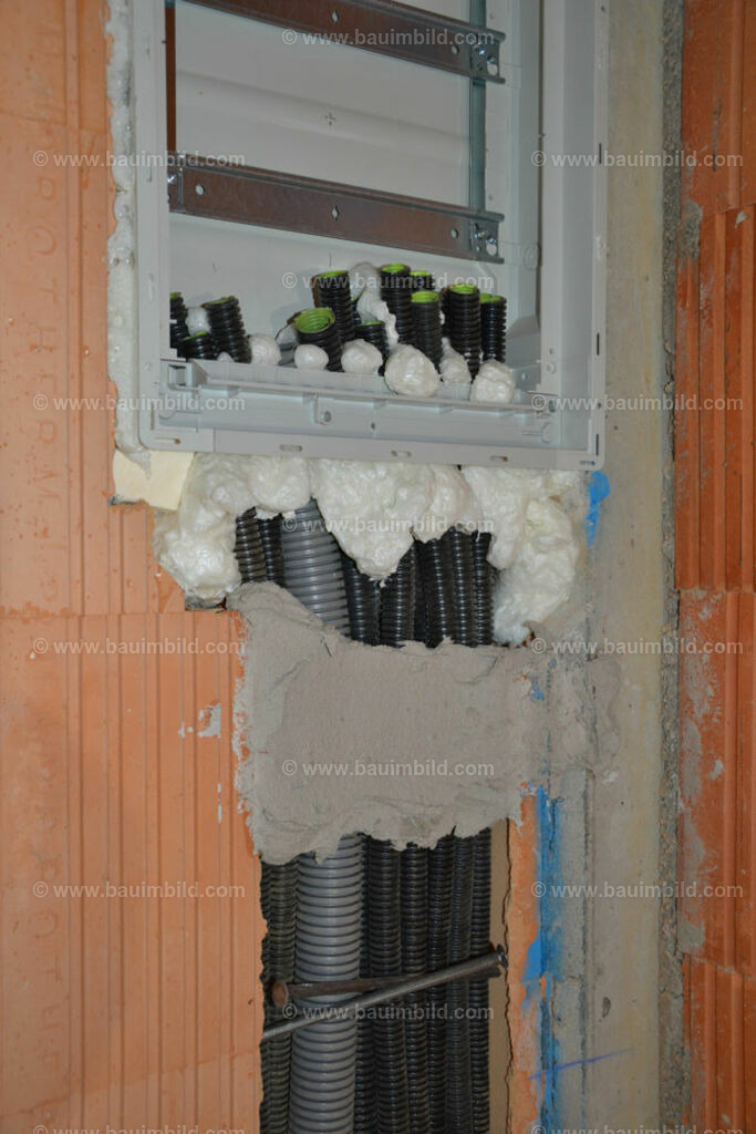 bib-lg17-elektroinstallation-0148 | Nach LV-Leistungsgruppen sortierte Detailfotos über den Bau eines Hauses. Alle Hausbau-Bilder direkt vom Urheber und Autor der Website Haus-Selber-Bauen.com