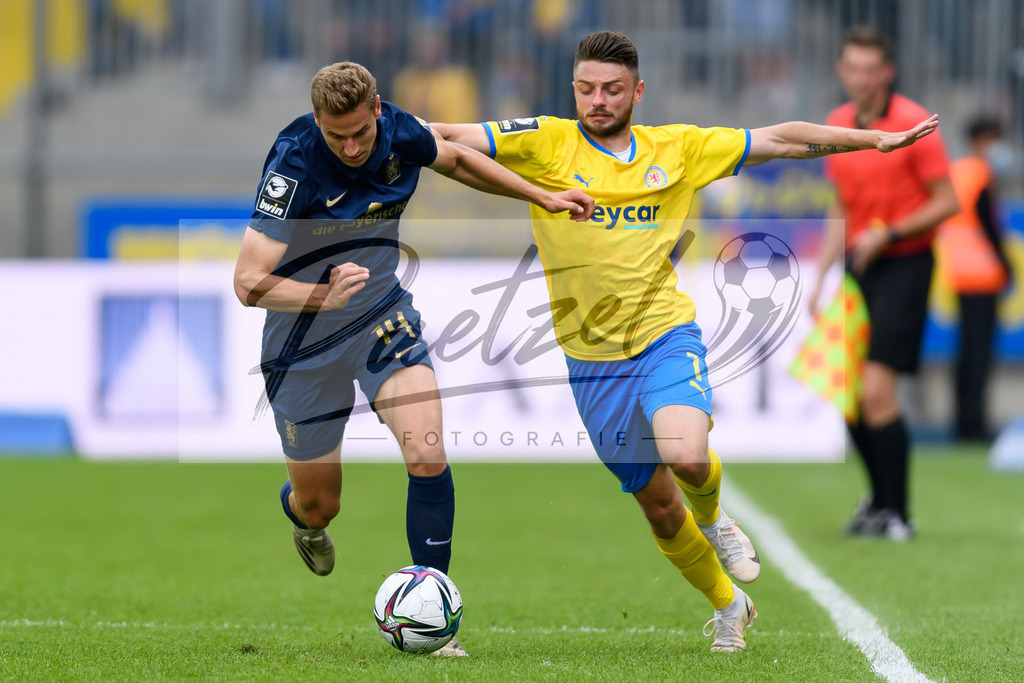 EBSTSV20210828_051 | Fussball, Herren: Dennis Dressel (TSV 1860 Muenchen) und Maurice Multhaup (Eintracht Braunschweig) im Zweikampf beim Spiel der 3. Liga zwischen Eintracht Braunschweig und TSV 1860 Muenchen im Eintracht-Stadion am 28.08.2021 in Braunschweig, Deutschland.DFB / DFL REGULATIONS PROHIBIT ANY USE OF PHOTOGRAPHS AS IMAGE SEQUENCES AND/OR QUASI-VIDEO. - Realisiert mit Pictrs.com