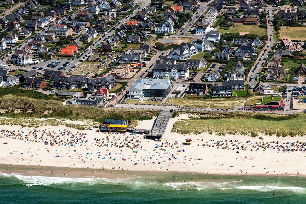 dr__0039565.jpg | WENNINGSTEDT-BRADERUP (SYLT) 23.07.2019 Strandkorb- Reihen am Sand- Strand im Küstenbereich " Strand Wenningstedt " in Wenningstedt-Braderup (Sylt) im Bundesland Schleswig-Holstein, Deutschland. // Beach chair on the sandy beach ranks in the coastal area " Strand Wenningstedt " in Wenningstedt-Braderup (Sylt) in the state Schleswig-Holstein, Germany. Foto: Daniel Reiter