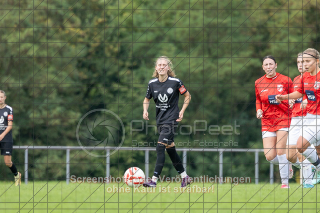 20250928_142954_0517 | #,1.FC Donzdorf (schwarz) vs. TV Derendingen (rot), Fussball, Frauen-Verbandsliga Württemberg, 03. Spieltag, Saison 2025/2026, Rasenplatz Lautertal Stadion, Süßener Straße 16, 73072 Donzdorf, 28.09.2025 - 13:00 Uhr,Foto: PhotoPeet-Sportfotografie/Peter Harich