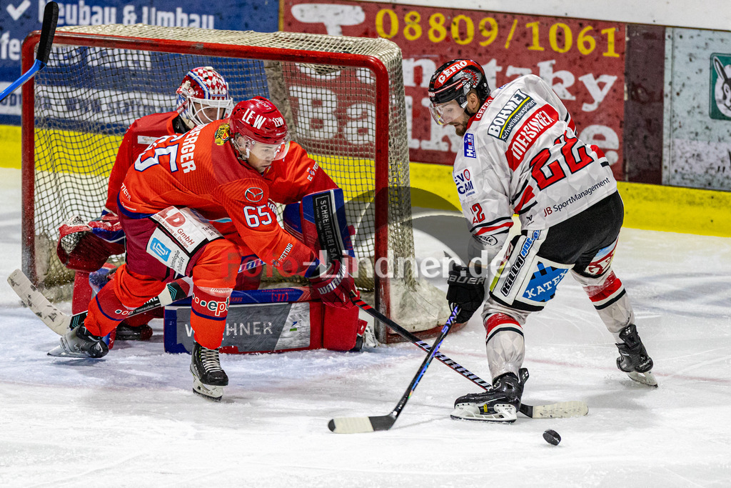 EC Peiting vs ECDC Memmingen | Eishockey Oberliga Süd 2023/2024, EC Peiting vs ECDC Memmingen, 20231103,
Kampf um den Puck Alexander BIBERGER (ECP 65) und Dominik MEISINGER (ECDC 22),
2023-11-03 in Peiting (Eisstadion)
65 Alexander BIBERGER (ECP 65), 22 Dominik MEISINGER (ECDC 22), 30 Konrad FIEDLER (ECP Goali 30)
Copyright: WolfgangxLindner foto-lindner.de