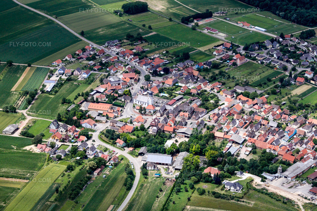 Aerial view: View of the town in Niederlauterbach in the state Bas-Rhin, France. – Photo: IMG_19049.jpg taken on 06/20/2009 by Werner Riehm/FLY-FOTO.com – Resolution of the original: 4752 x 3168 px