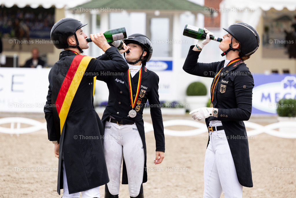 TH_61-TREFFINGER Moritz (GER)_ Cadeau Noir 2_ 491-SCHOELERMANN Anna (GER)_ Springborgs Guardian_ 515-WULFFEN Elisabeth von (GER)_ Triple A_31147 | Longines Balve Optimum 2025 am 15.06.25 in Balve, Schloss Wocklum, 61TREFFINGER Moritz (GER), Cadeau Noir 2, 491SCHOELERMANN Anna (GER), Springborgs Guardian, 515WULFFEN Elisabeth von (GER), Triple A