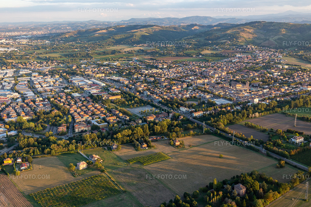 Aerial view: View of the town in Scandiano in the state Reggio Emilia, Italy.Photo: IMG_134749.jpg taken on 09/19/2022 by Werner Riehm/FLY-FOTO.comResolution of the original: 5425 x 3616 px