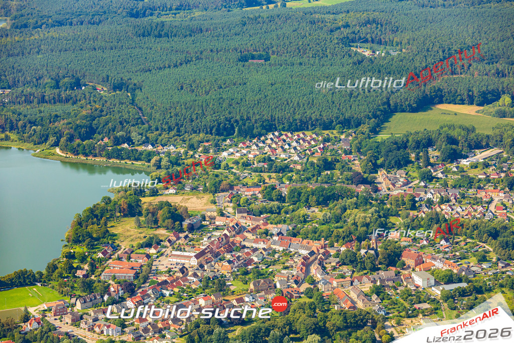 Luftbild der Stadt Warin - Die Luftaufnahme wurde 2025 vom UL-Flugzeug heraus erstellt ( keine Drohne ) - Hochauflösende Luftaufnahme - für professionelle Ausdrucke geeignet. Die Geschenkidee !Hier alle&nbsp;Infos zur Lizenzierung der LuftaufnahmeWir fliegen auch dieses Jahr wieder in Ihre Region um Luftbilder zu erstellen.- Luftbild anfragen