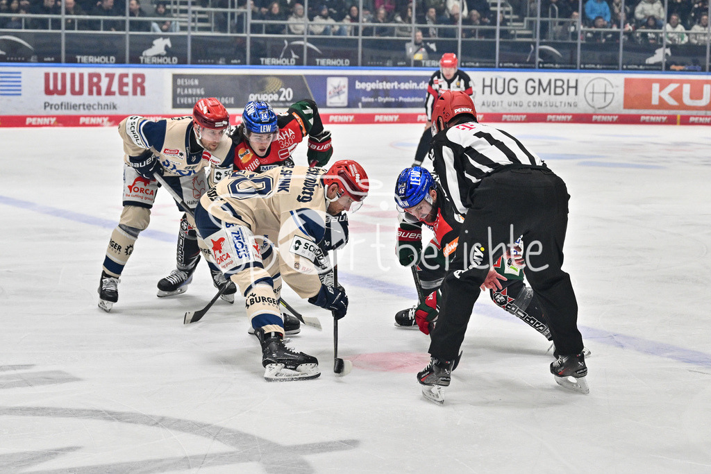 Augsburger Panther - Schwenninger Wild Wings | Bully zwischen Tylor SPINK (Schwenninger Wild Wings 90) und Jason BAST (Augsburger Panther #45) / DEL: Augsburger Panther - Schwenninger Wild Wings, Curt Frenzel Stadion am 24.01.2025