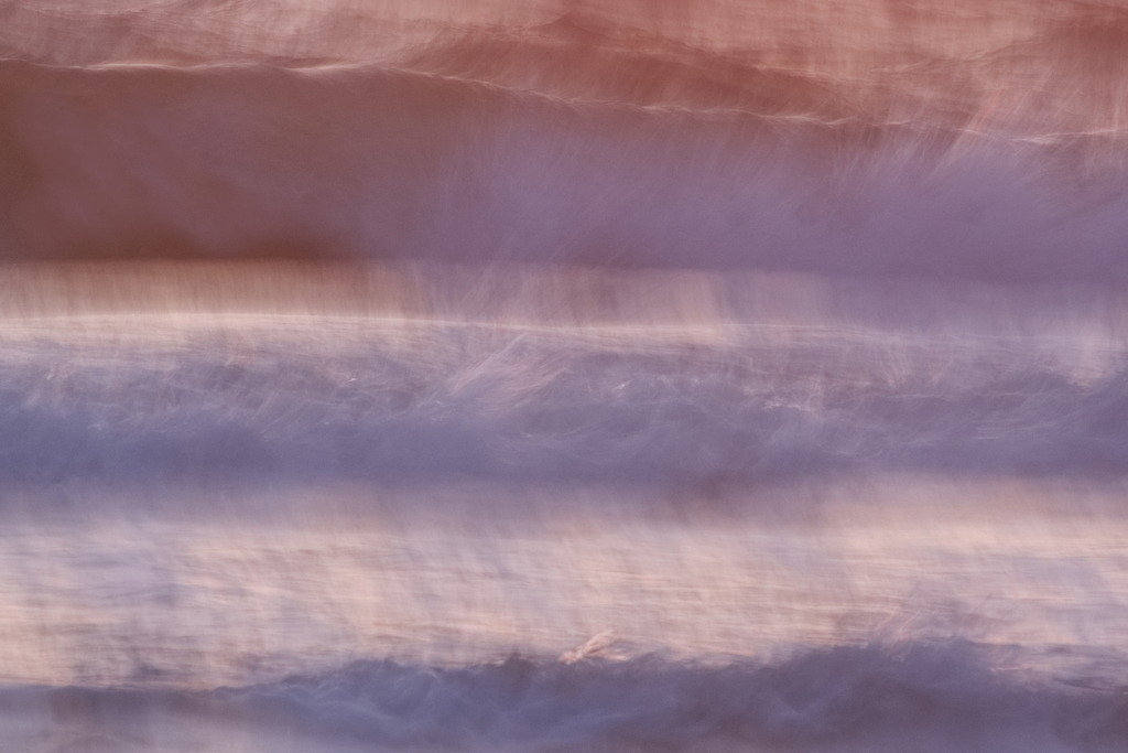 Wellen in blau-lila | Langzeitbelichtung von drei Wellen hintereinander im Abendlicht - Realisiert mit Pictrs.com