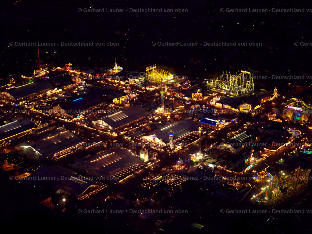 2783026 | Das Oktoberfest in München (mundartlich Wiesn) ist das größte Volksfest der Welt. Hier sieht man das Volksfest bei Nacht in voller Beleuchtung.
