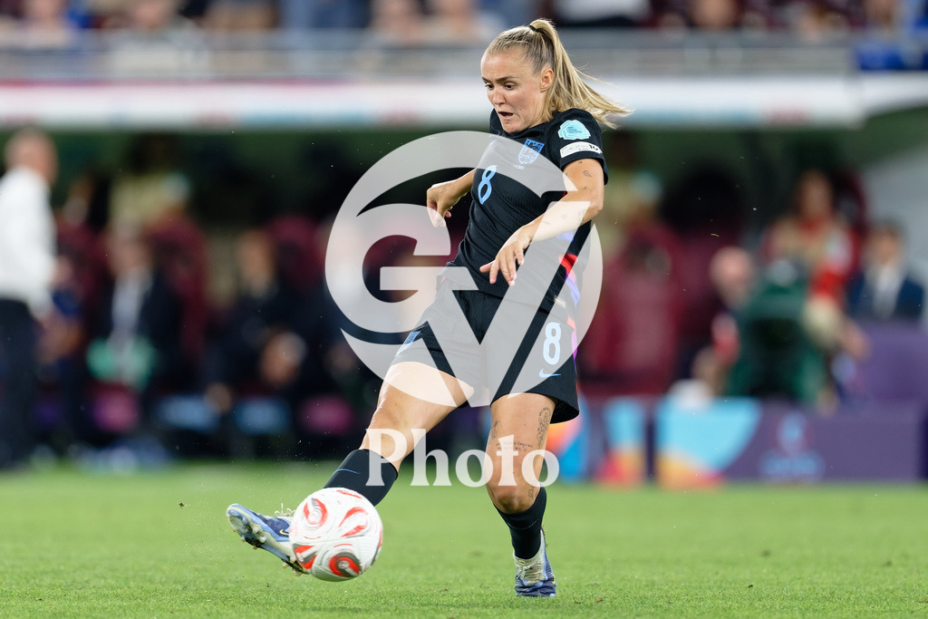 England v Italy - UEFA Women's EURO 2025 Semi-Final | GENEVA, SWITZERLAND - JULY 22:  Georgia Stanway of England passes the ball  during the UEFA Women's EURO 2025 Semi-Final match between England and Italy at Stade de Geneve on July 22, 2025 in Geneva, Switzerland. (Photo by Giuseppe Velletri/Sports Press Photo/Getty Images)