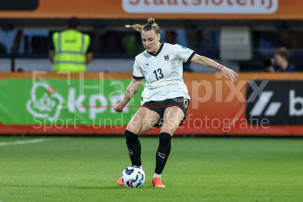 Fussball, UEFA Women s Nations League, Deutschland - Österreich | v.li.: Virginia Kirchberger (Österreich, 13) am Ball, Freisteller, Einzelbild, Ganzkörper, Aktion, Action, Spielszene