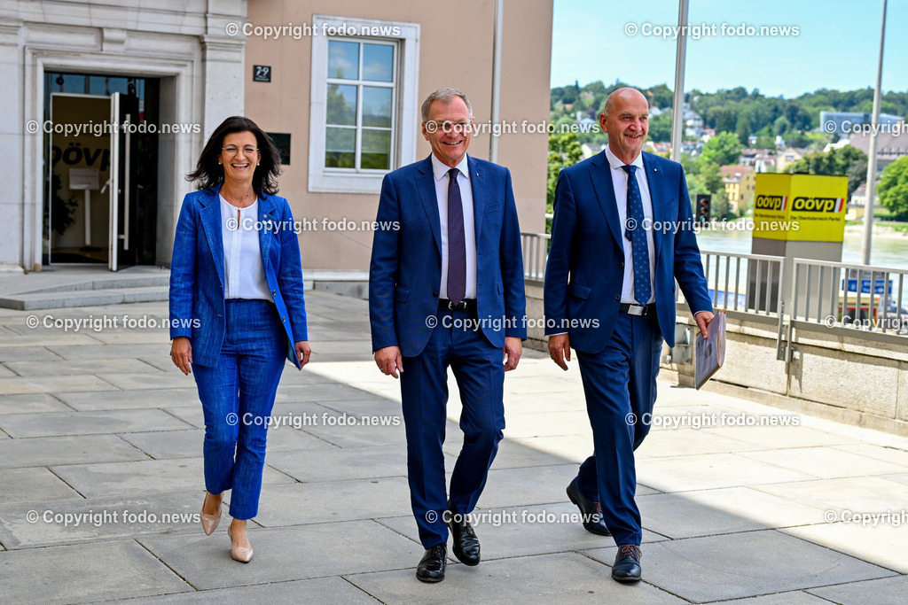 Pressekonferenz OoeVP stellt personelle Weichen_ 05.07.2024-22 | 05.07.2024, Linz, AUT, Pressekonferenz OoeVP stellt personelle Weichen - Verlaesslich fuer Oberoesterreich, im Bild Margit Angerlehner (VP, LAbg.), LH Thomas Stelzer (VP, Landeshauptmann Ooe), Christian Doerfel (VP, LAbg., Klubobmann, Bgm. Steinbach an der Steyr)