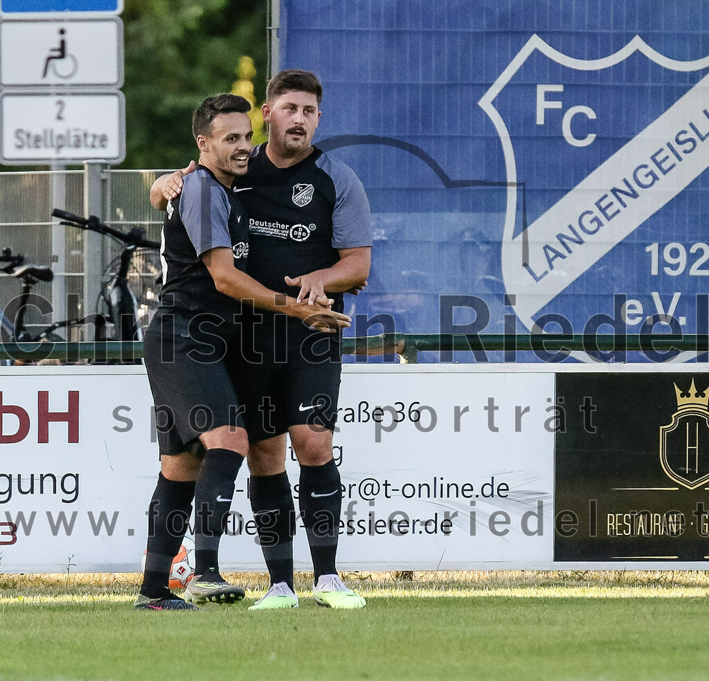 2023-07-14_052_FC_Langengeisling_gegen_FC_Velden-Eberspoint | Erding, Deutschland, 14.07.2023:
Fußball, Bezirksliga Oberbayern Ost 2023 / 2024, Testspiel, FC Langengeisling gegen FC Velden-Eberspoint, Endergebnis: 5:0

Maximilian Hintermaier (FC Langengeisling, #13), Florian Rupprecht (FC Langengeisling, #11)

Foto: Christian Riedel / fotografie-riedel.net