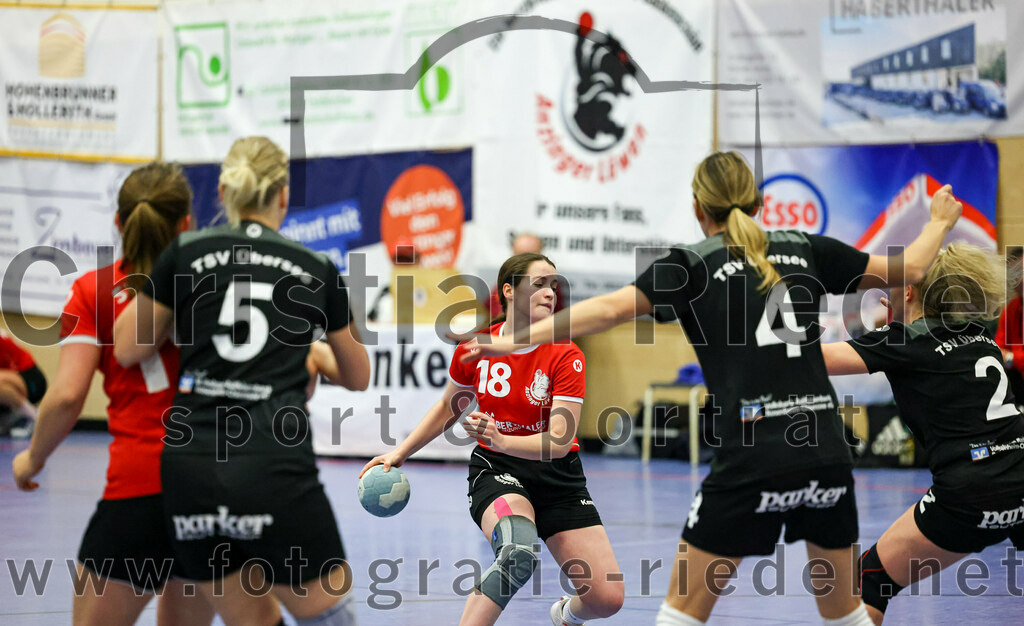 2022-12-04_034_SV_Anzing_gegen_TSV_Uebersee | Anzing, Deutschland, 04.12.2022:
Handball, Bezirksliga 2022 / 2023, 8. Spieltag, SV Anzing gegen TSV Übersee, Endergebnis: 29:24

Virag Varga (SV Anzing, #18), Theresa Widmann (TSV Übersee, #4), Kristina Hilz (TSV Übersee, #2)

Foto: Christian Riedel / fotografie-riedel.net