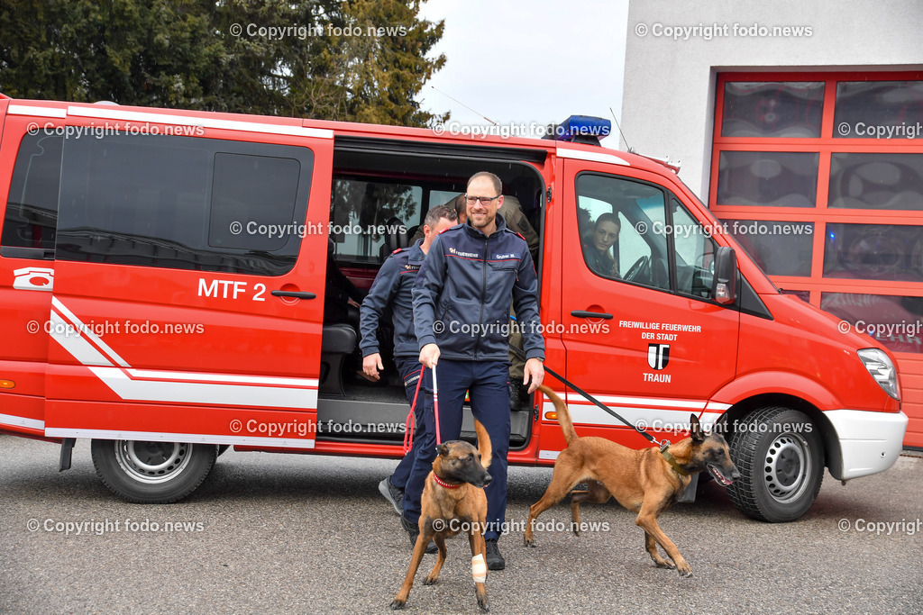 Feuerwehr Traun_ Empfang Rettungshunde Erdbebeneinsatz Türkei_ 17.02.2023-11 | 17.02.2023, Traun, AUT, Feuerwehr Traun, Empfang Rettungshunde Erdbebeneinsatz Tuerkei, im Bild Eintreffen der Rettungshundefuehrer mit den Hunden, Markus Gruber mit Boom und Gerald Schmidberger mit Action