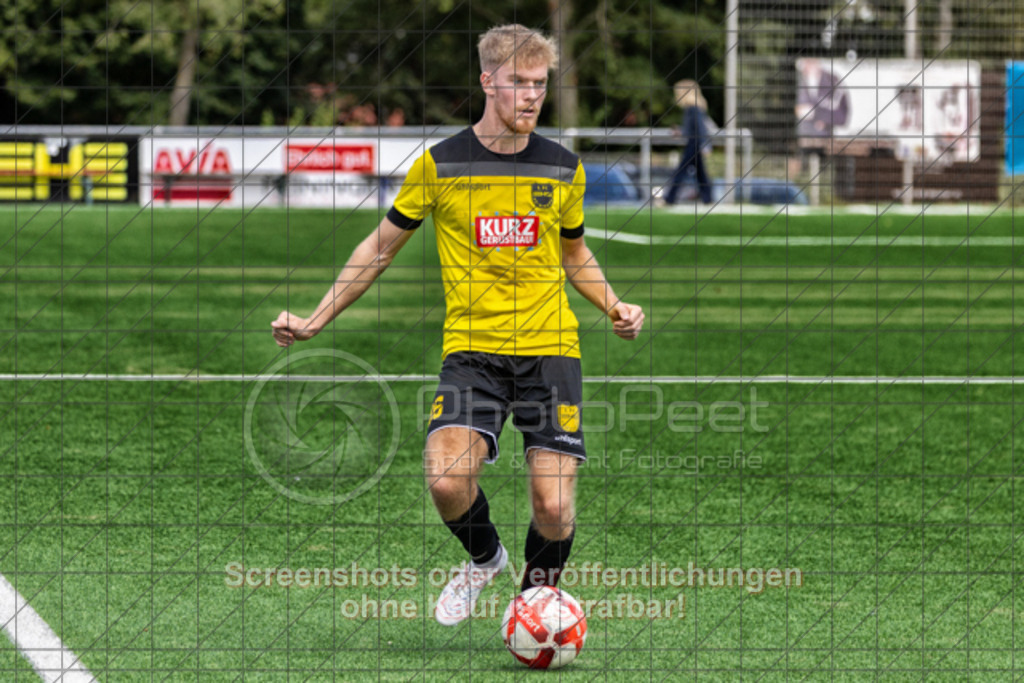20250824_132709_0397-Bearbeitet | #,1.FC Heiningen II (gelb) vs. 1.Göppinger SV III (weiß), Fußball, Kreisliga B7 - Bezirk Neckar/Fils, 01. Spieltag, Saison 2025/2026, Kunstrasenplatz Sportzentrum Heiningen, Krautgarten 1, 73092 Heiningen, 24.08.2025 - 13:00 Uhr,Foto: PhotoPeet-Sportfotografie/Peter Harich