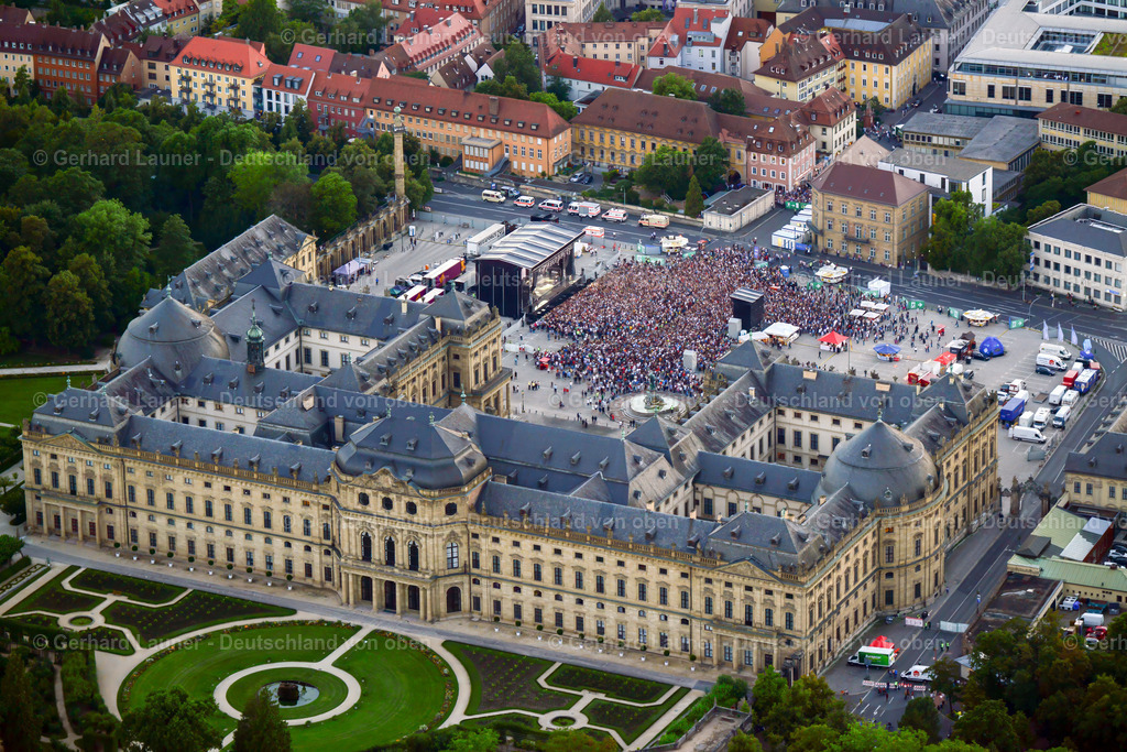 3703075 | Würzburger Residenz ist ein barocker Schlossbau am Rande der Innenstadt von Würzburg, der 1720 begonnen wurde und bis 1744 vollendet war.