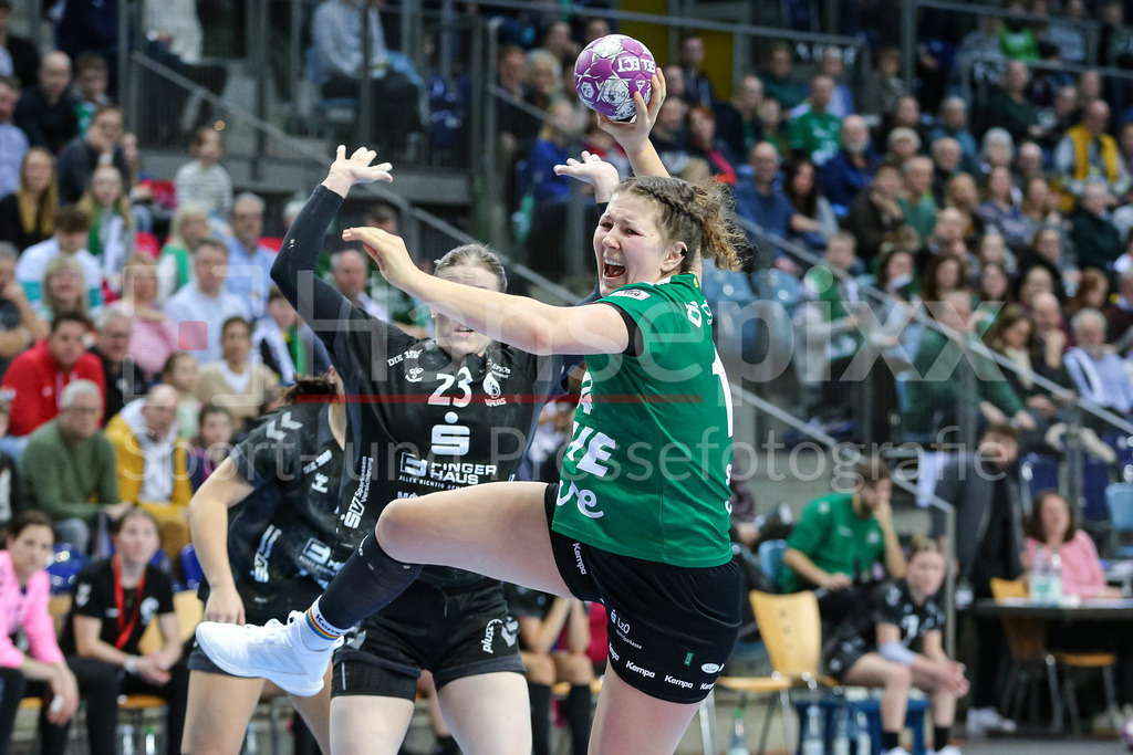 Handball, Bundesliga Frauen, VfL Oldenburg - HSG Bad Wildungen Vipers | v.li.: Marie Steffen (VfL Oldenburg, 14) beim Wurf, am Ball, Spielszene, Aktion, Action