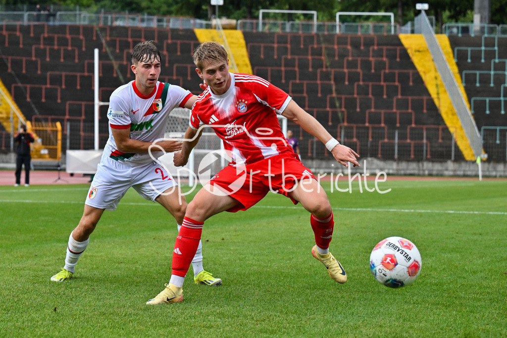FC Augsburg II - FC Bayern Amateure | im Duell Simon MUEHLBAUER (FC Augsburg II 25) und Anton HEINZ (FC Bayern Muenchen II 9) / Zweikampf / Regionalliga Bayern: FC Augsburg II - FC Bayern Muenchen II, Rosenaustadion am 25.07.2025