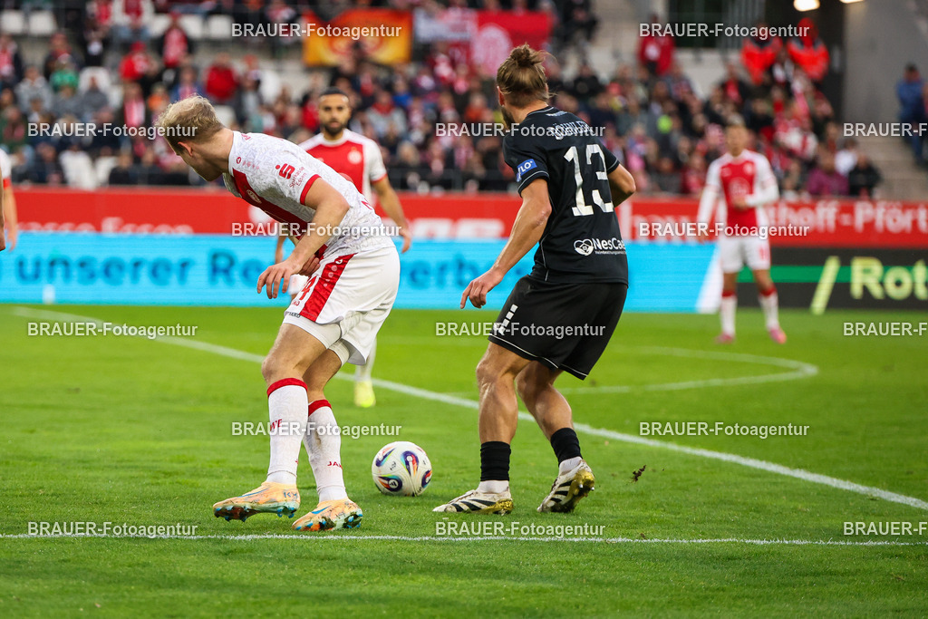 Rot-Weiss Essen - 1.Fc Schweinfurt | Essen, Deutschland, 02.11.2025 Nick Doktorczyk (1.FC Schweinfurt), Lucas Brumme  (Rot-Weiss Essen) und Kristian Böhnlein (1.FC Schweinfurt)   im Kampf um den Ballwährend des 3.Liga Spiels zwischen  Rot-Weiss Essen und 1.Fc Schweinfurt am 02.11.2025 im Stadion an der Hafenstraße in Essen. (Foto von Timo Bluhmki-Schmidt/Brauer Fotoagentur
