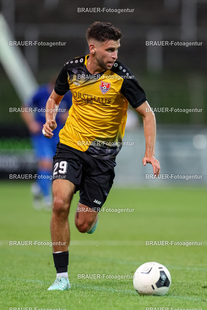SB_KFCBAU_20250815_5332.JPG -  - KFC Uerdingen - SF Baumberg - Oberliga Niederrhein | Krefeld, Deutschland, 15.08.25: Mohammed Yasin Benslaiman Benktib (KFC Uerdingen) in Aktion, am Ball, Einzelaktion während des Oberliga Niederrhein Spiels zwischen KFC Uerdingen - SF Baumberg in der Grotenburg Stadion am 15. August 2025 in Krefeld, Deutschland. (Foto von Stefan Brauer/Brauer-Fotoagentur)