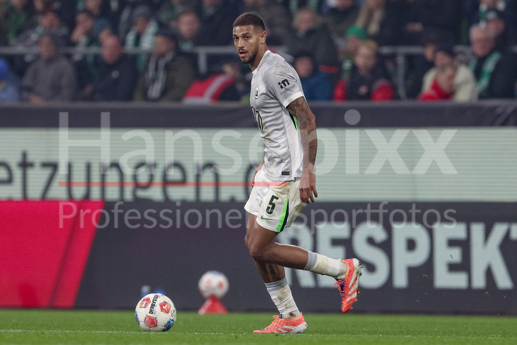 Fussball, Bundesliga, SV Werder Bremen - VfL Wolfsburg | Vinicius Souza (VfL Wolfsburg, 5) am Ball, Freisteller, Einzelbild, Ganzkörper, Aktion, Action, Spielszene, DIE DFL-RICHTLINIEN UNTERSAGEN JEGLICHE NUTZUNG VON FOTOS ALS SEQUENZBILDER UND/ODER VIDEOÄHNLICHE FOTOSTRECKEN. DFL REGULATIONS PROHIBIT ANY USE OF PHOTOGRAPHS AS IMAGE SEQUENCES AND/OR QUASI-VIDEO.