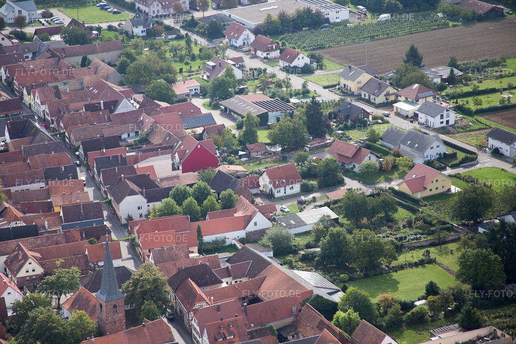 Luftbild: Am Pfarrgarten im Ortsteil Heuchelheim in Heuchelheim-Klingen im Bundesland Rheinland-Pfalz in Deutschland. Foto: IMG_072592.jpg vom 19.09.2014 durch Werner Riehm/FLY-FOTO.de