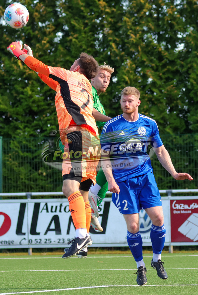 SC Enger - SV Enger-Westerenger | Auf dem Bild zu sehen: grün SC Enger: Alexander Geiger ; blau SV Enger-Westerenger v.l.: Florian Künstler (TW), Kieren Forward  SC Enger, SV Enger-Westerenger, Saison 26/27, Kreisliga A, Enger, Deutschland - Realisiert mit Pictrs.com