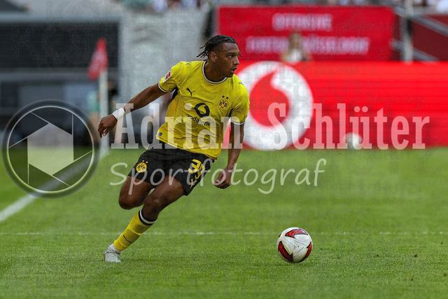 25.07.2026, GER, Fussball, Herren, Vorbereitungsspiel, Saison 2026/2027, Fortuna Düsseldorf - Borussia Dortmund | Filippo Mane (BVB) in Aktion am Ball, Einzelaktion