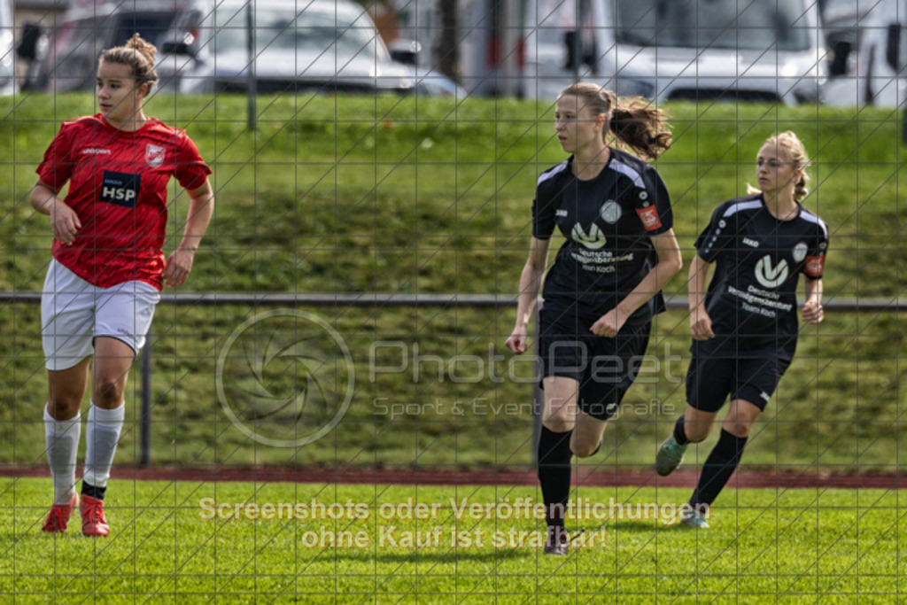 20250928_132344_0201-Bearbeitet | #,1.FC Donzdorf (schwarz) vs. TV Derendingen (rot), Fussball, Frauen-Verbandsliga Württemberg, 03. Spieltag, Saison 2025/2026, Rasenplatz Lautertal Stadion, Süßener Straße 16, 73072 Donzdorf, 28.09.2025 - 13:00 Uhr,Foto: PhotoPeet-Sportfotografie/Peter Harich