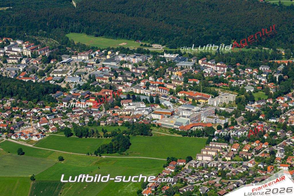 Aktuelles Luftbild von Empfing Traunstein - Die Luftaufnahme wurde 2022 mittels UL-Flugzeug erstellt ( keine Drohne ) - hochauflösende Kamera-Systeme von  Canon -Beste Qualität - Für grossformatige Ausdrucke geeignet. Die Geschenkidee !