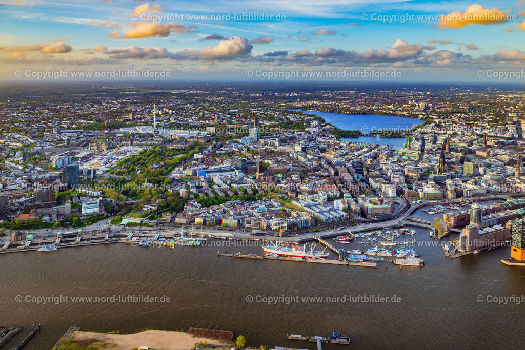 Hamburg_Panorama_Landungsbrücken_ELS_1889140424 | HAMBURG 14.04.2024 Hafenanlagen und Landungsbrücken in St.Pauli am Ufer des Fluß- Verlaufes der der Elbe in Hamburg, Deutschland. // Port facilities and jetties in St.Pauli on the banks of the river course of the of the River Elbe in Hamburg, Germany. Foto: Martin Elsen