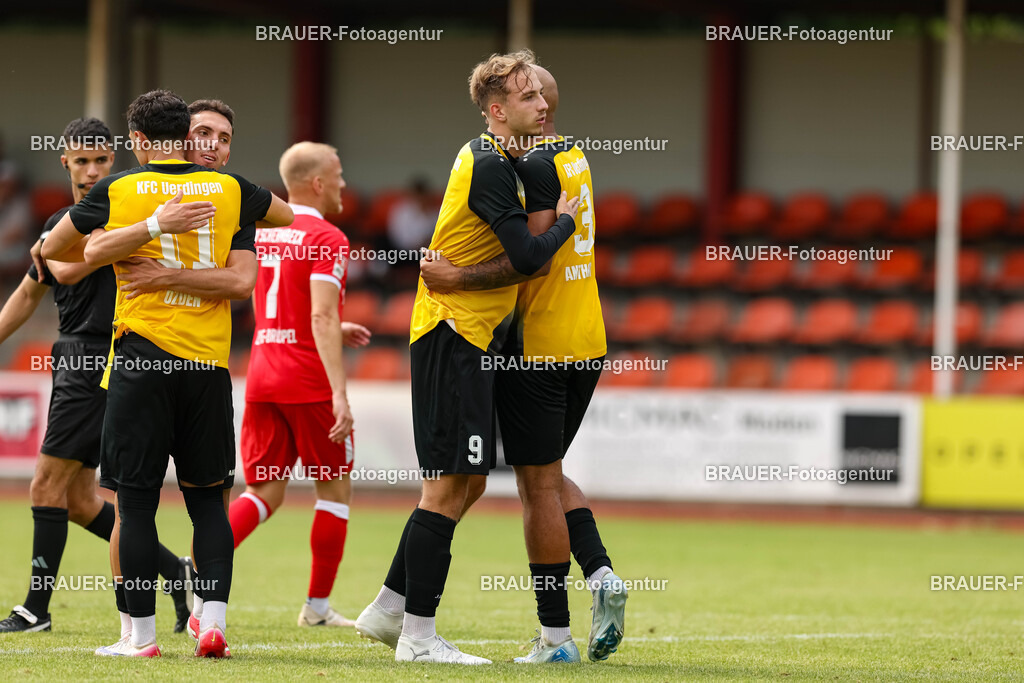 1_SVSKFC_20250726_0513.JPG -  - SV Schermbeck - KFC Uerdingen  - Testspiel | Schermbeck, Deutschland, 26.07.25: Etienne-Noel Reck (KFC Uerdingen) Torjubel, jubelt mit seiner Mannschaft nach dem Treffer zum 0:2 während des Testspiel Spiels zwischen SV Schermbeck - KFC Uerdingen  in der Volksbank Arena am 26. July 2025 in Schermbeck, Deutschland. (Foto von Stefan Brauer/Brauer-Fotoagentur)