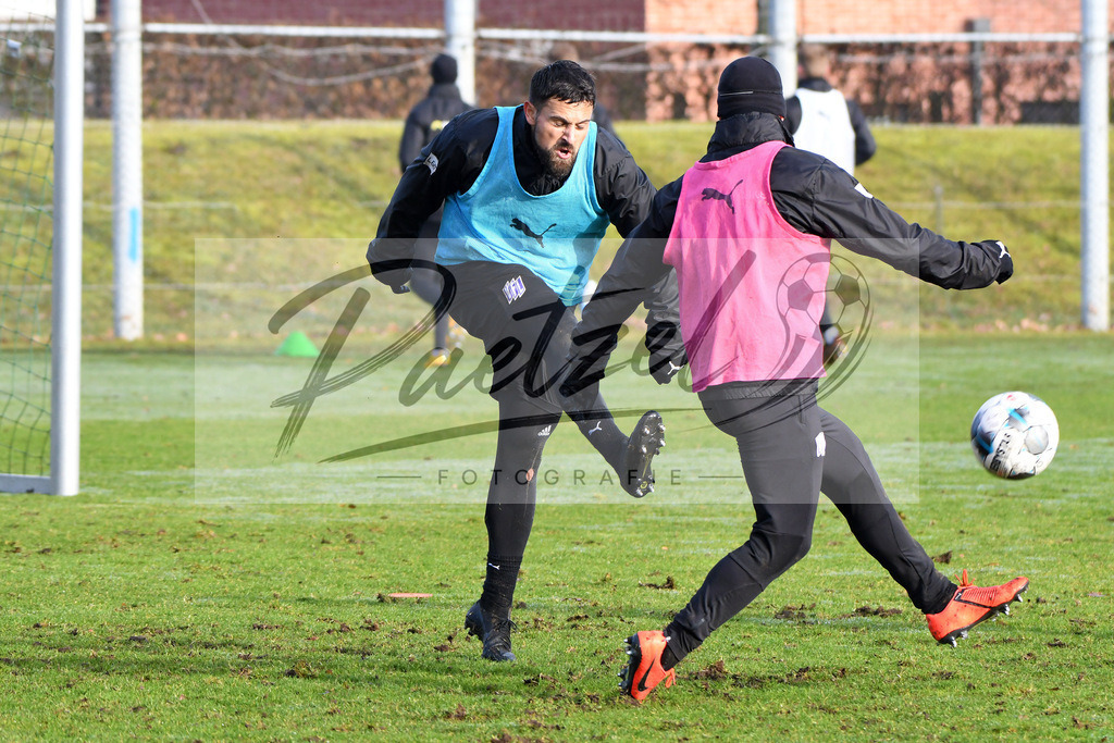 20200126_TRAOSN_0054 | Fußball, Herren: Marcos Alvarez (VfL Osnabrück) in Aktion, am Ball, Einzelaktion beim Training des VfL Osnabrück am 26.01.2020 im Sportpark Illoshöhe in Osnabrück, Deutschland.(Foto von Nico Paetzel) - Realisiert mit Pictrs.com