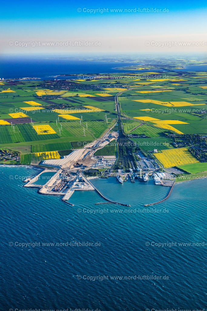 Fehmarn_Puttgarden_ELS_2077150524 | PUTTGARDEN 01.05.2024 Baustelle mit Tunnelführungsarbeiten für die Streckenführung und den Verlauf des Fehmarnbelt-Tunnel der Ostsee an der Fährhafenstraße in Puttgarden auf der Insel Fehmarn im Bundesland Schleswig-Holstein, Deutschland. Weiterführende Informationen bei: BPM Ingenieurgesellschaft mbH,  DEGES Deutsche Einheit Fernstraßenplanungs- und -bau GmbH,  Dr. Lehners + Wittorf Beratende Ingenieure Partnerschaftsgesellschaft mbB,  ELECNOR S.A.,  Femern A/S,  GROTHE BAU GmbH & Co. KG,  Max Bögl Bauservice GmbH & Co. KG,  VINCI,  Wayss & Freytag Ingenieurbau AG. // Construction site with tunnel guide for the route of Fehmarnbelt- Tunnel on street Faehrhafenstrasse in Puttgarden on the island of Fehmarn in the state Schleswig-Holstein, Germany. Further information at: BPM Ingenieurgesellschaft mbH,  DEGES Deutsche Einheit Fernstrassenplanungs- und -bau GmbH,  Dr. Lehners + Wittorf Beratende Ingenieure Partnerschaftsgesellschaft mbB,  ELECNOR S.A.,  Femern A/S,  GROTHE BAU GmbH & Co. KG,  Max Boegl Bauservice GmbH & Co. KG,  VINCI,  Wayss & Freytag Ingenieurbau AG. Foto: Martin Elsen