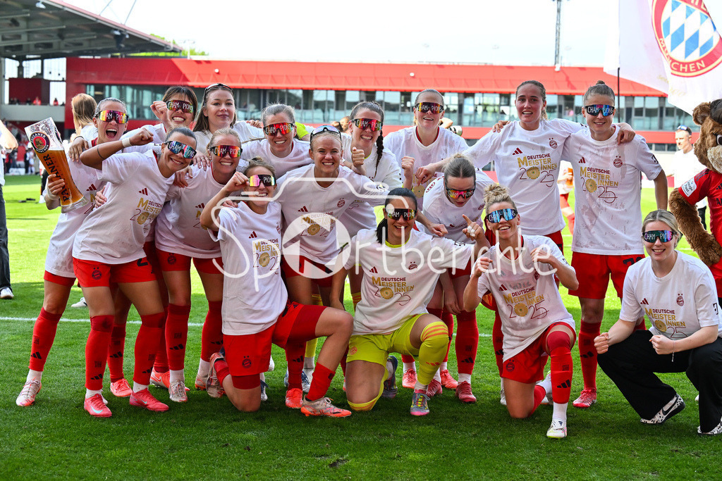 FC Bayern München - SC Freiburg | Die Spielerinnen des FC Bayern feiern die Meisterschaft nach dem Heimsieg gegen den SC Freiburg / Frauen Bundesliga: FC Bayern Muenchen - SC Freiburg, FC Bayern Campus am 27.04.2025