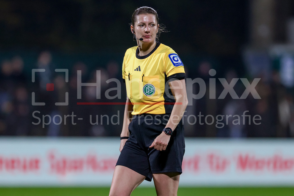 Fussball, Google Pixel Frauen-Bundesliga, SV Werder Bremen - RB Leipzig | Schiedsrichterin Annika Kost Portrait, Nahaufnahme, Einzelfoto, Einzelbild, DIE DFB-RICHTLINIEN UNTERSAGEN JEGLICHE NUTZUNG VON FOTOS ALS SEQUENZBILDER UND/ODER VIDEOÄHNLICHE FOTOSTRECKEN. DFB REGULATIONS PROHIBIT ANY USE OF PHOTOGRAPHS AS IMAGE SEQUENCES AND/OR QUASI-VIDEO.